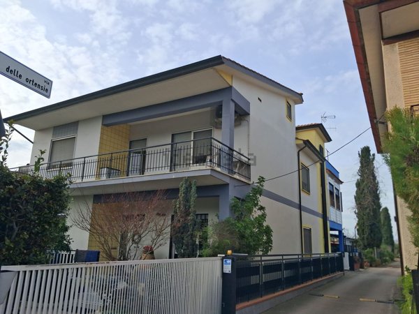 casa indipendente in vendita a Cisterna di Latina