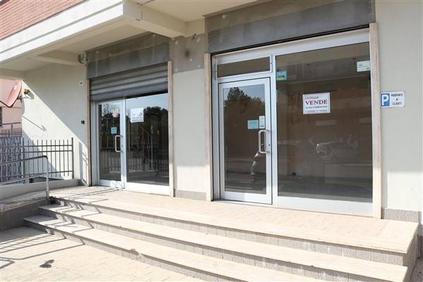 negozio in vendita a Cisterna di Latina