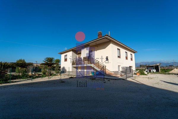 casa indipendente in vendita a Cisterna di Latina