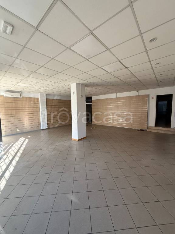 negozio in vendita a Cisterna di Latina