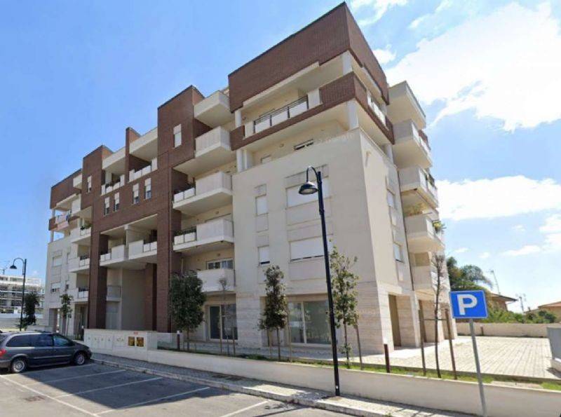 locale commerciale in vendita a Cisterna di Latina