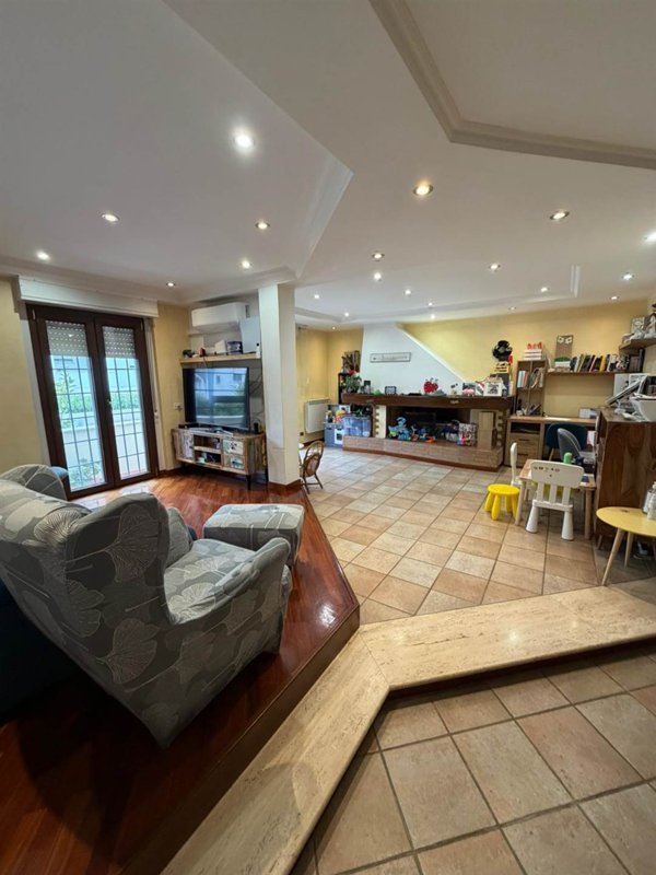 casa indipendente in vendita a Cisterna di Latina