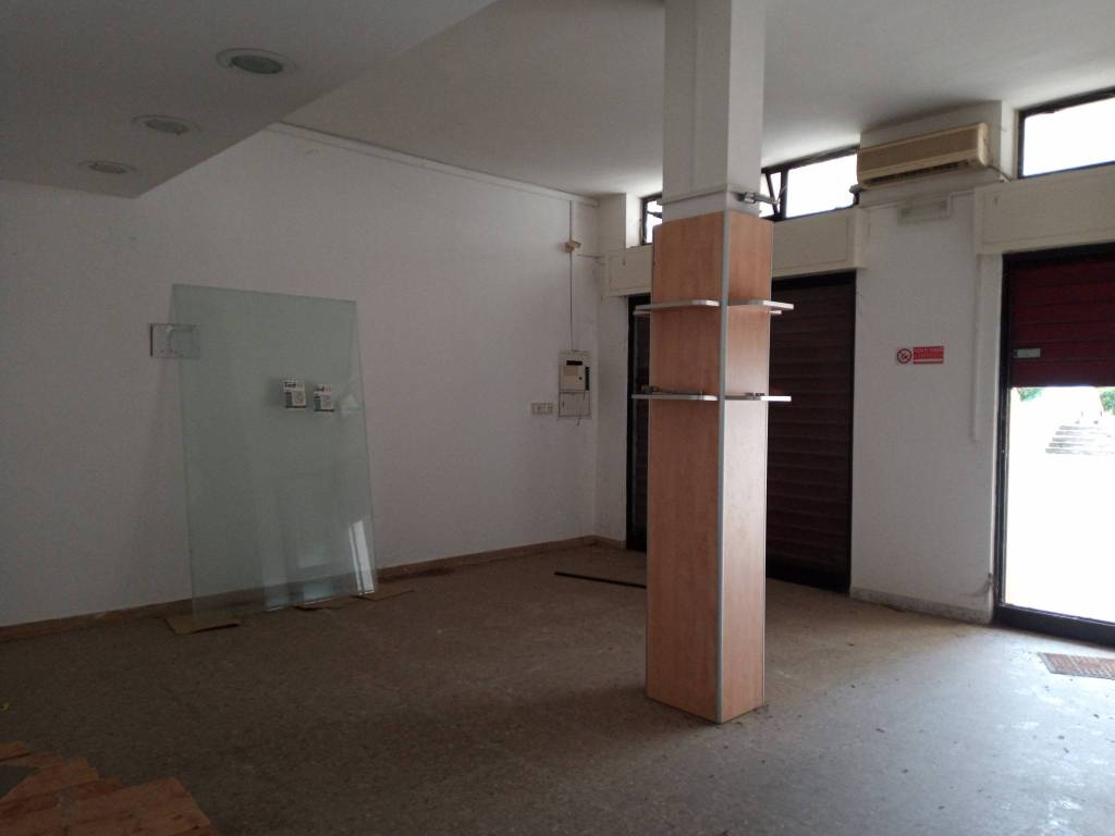 negozio in vendita a Cisterna di Latina