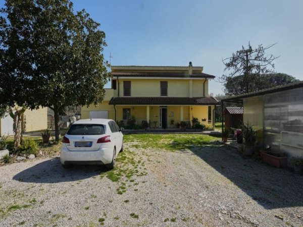 casa indipendente in vendita a Cisterna di Latina