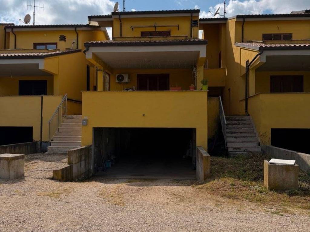 casa indipendente in vendita a Cisterna di Latina