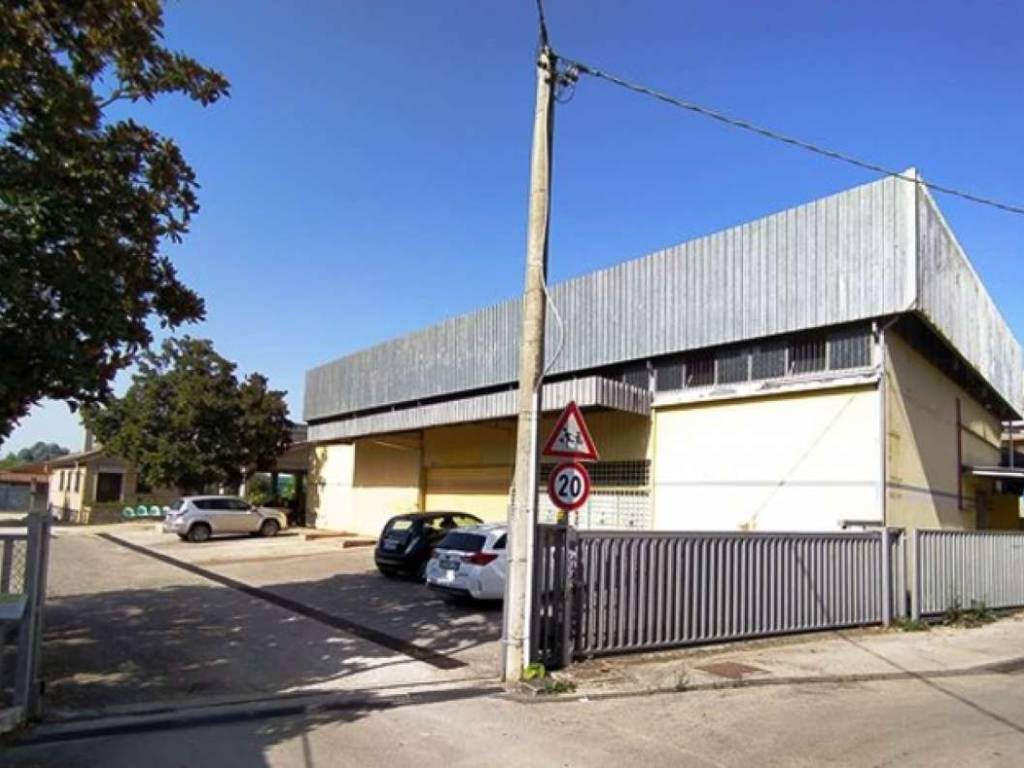 locale commerciale in vendita a Cisterna di Latina