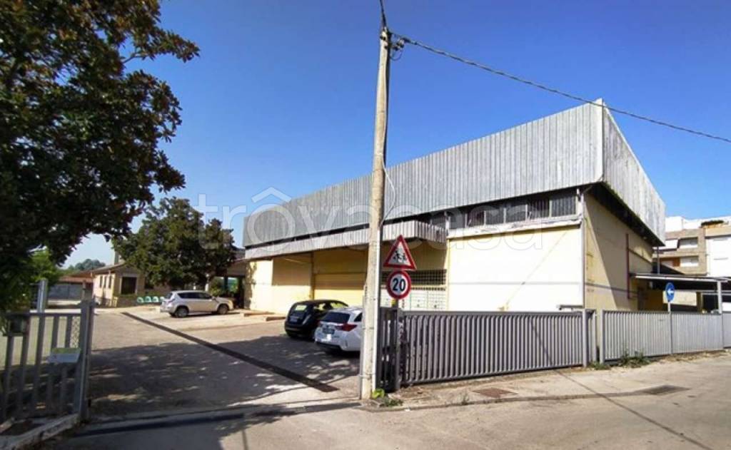 locale commerciale in vendita a Cisterna di Latina