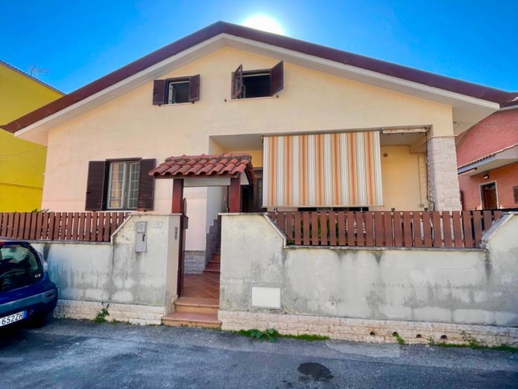 casa indipendente in vendita a Cisterna di Latina