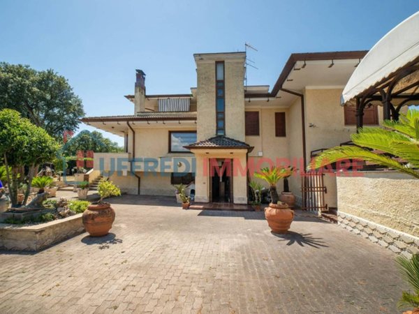 casa indipendente in vendita a Cisterna di Latina