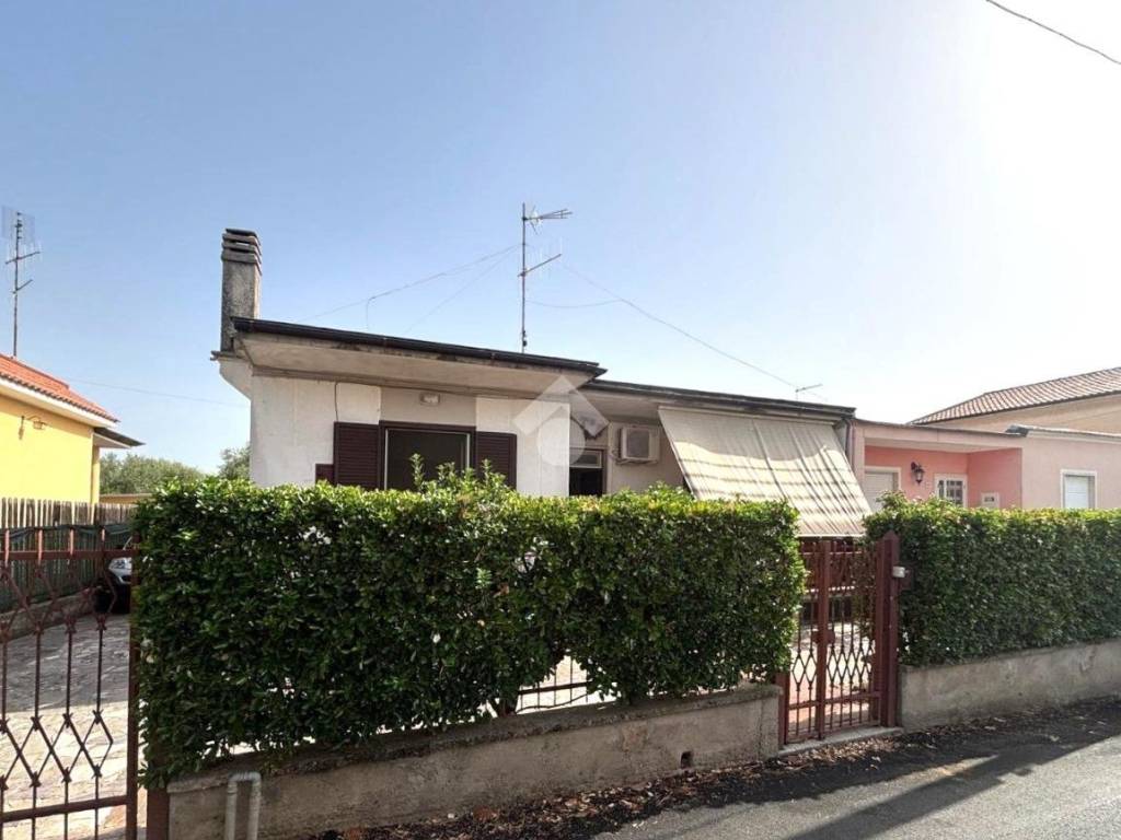 casa indipendente in vendita a Cisterna di Latina