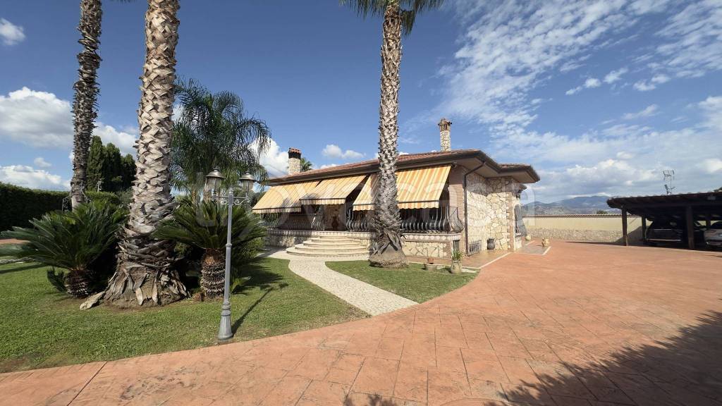 casa indipendente in vendita a Cisterna di Latina