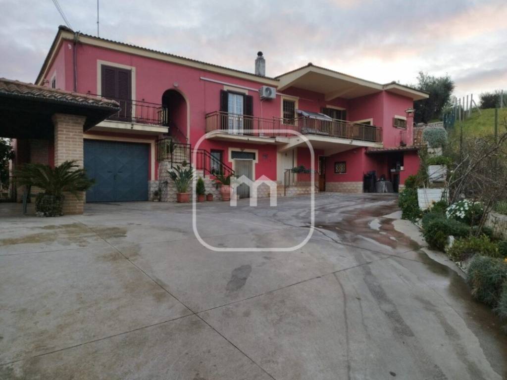 casa indipendente in vendita a Cori in zona Giulianello