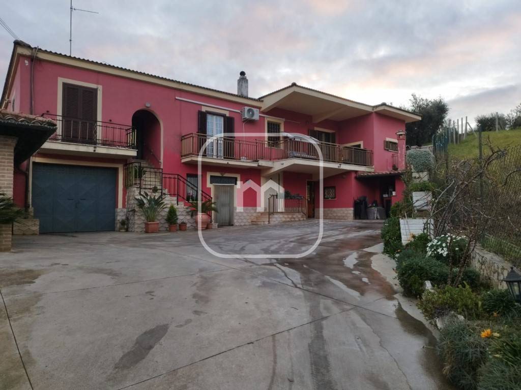 casa indipendente in vendita a Cori in zona Giulianello