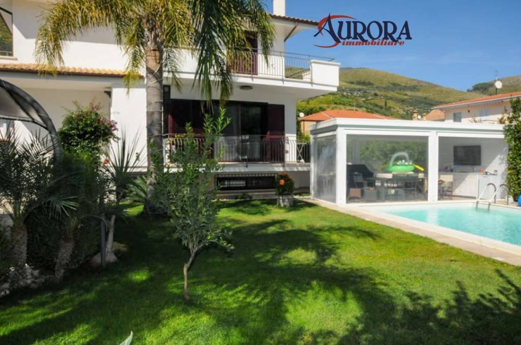 casa indipendente in vendita a Fondi