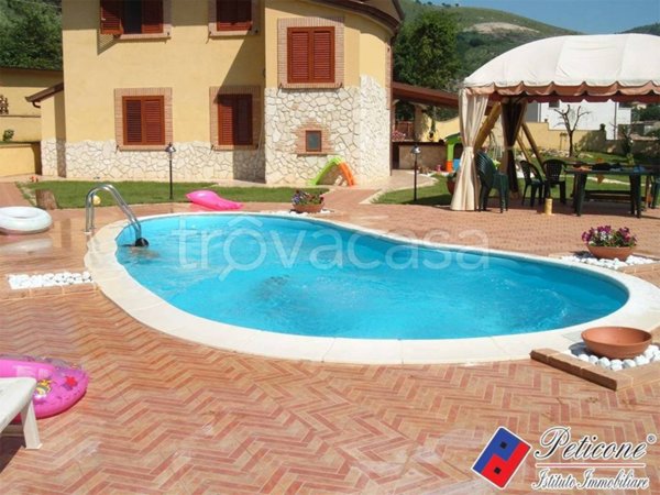 casa indipendente in vendita a Fondi