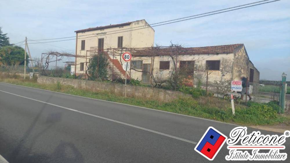casa indipendente in vendita a Fondi in zona Rio Claro