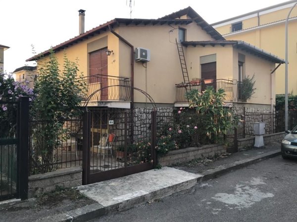 casa indipendente in vendita a Fondi