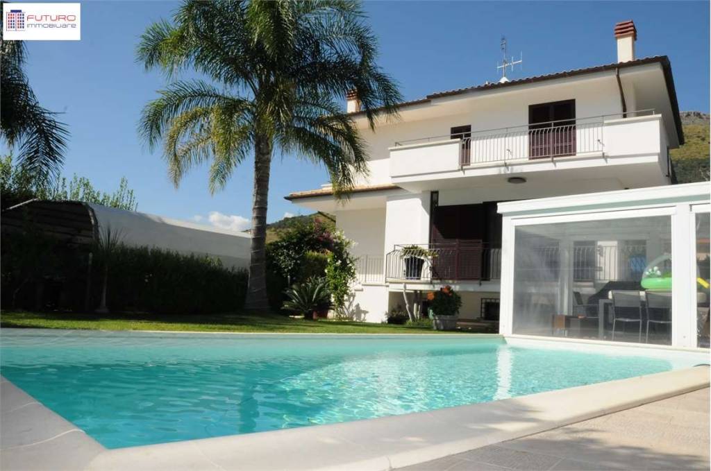 casa indipendente in vendita a Fondi