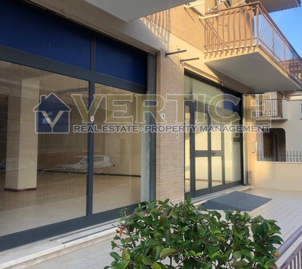 locale commerciale in vendita a Fondi