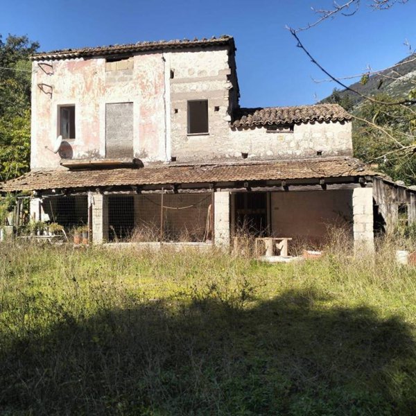 casa indipendente in vendita a Fondi in zona Vardito