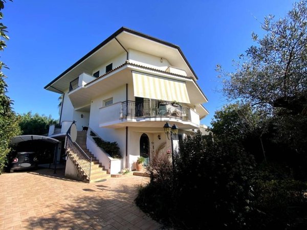 casa indipendente in vendita a Fondi