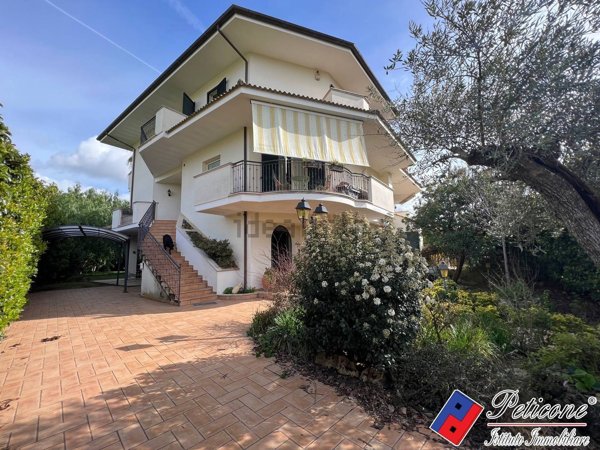 casa indipendente in vendita a Fondi