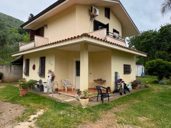 casa indipendente in vendita a Fondi in zona Cocuruzzo