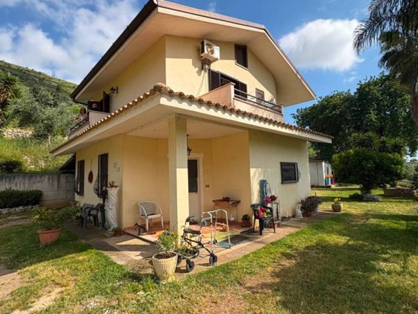 casa indipendente in vendita a Fondi in zona Cocuruzzo