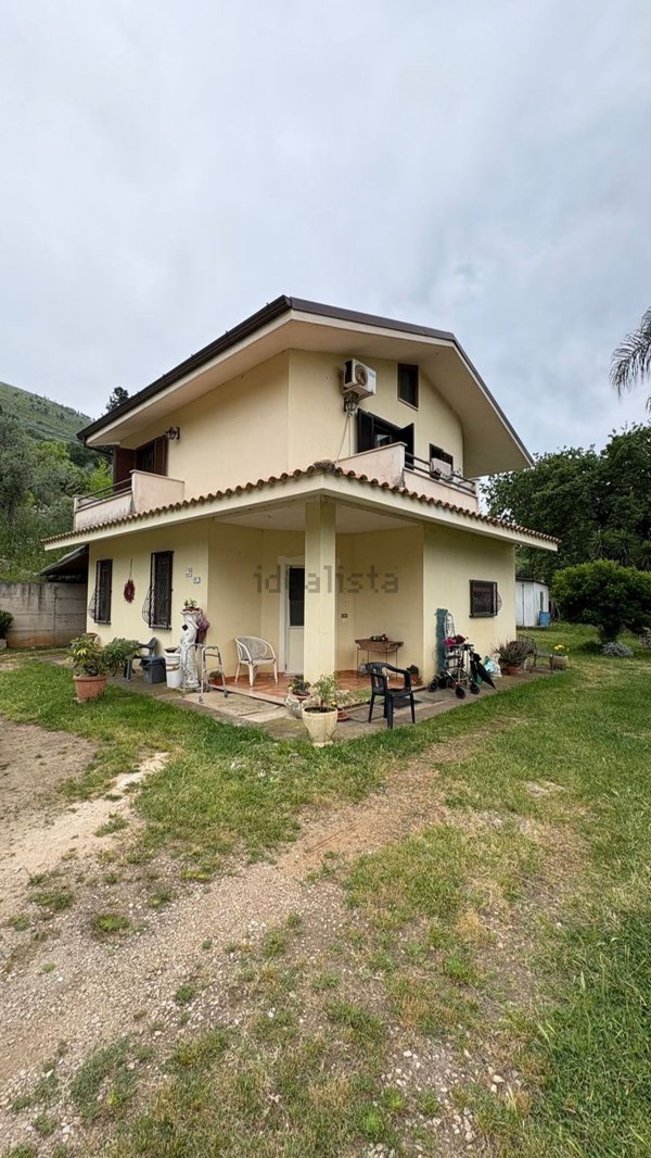 casa indipendente in vendita a Fondi in zona Cocuruzzo