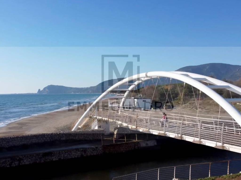 negozio in vendita a Fondi in zona Salto di Fondi