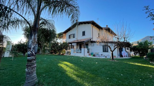 casa indipendente in vendita a Fondi