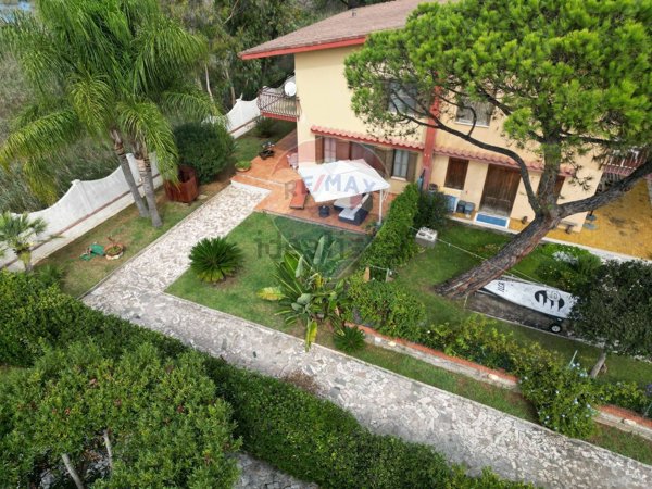 casa indipendente in vendita a Fondi in zona Salto di Fondi
