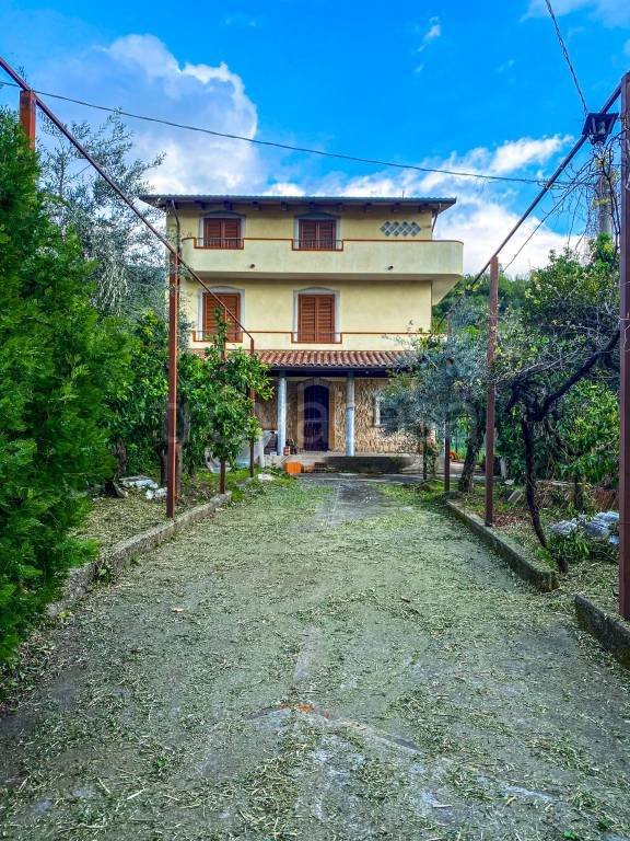 casa indipendente in vendita a Fondi