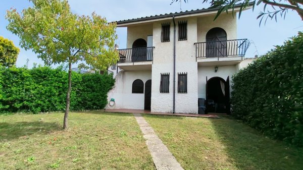 casa indipendente in vendita a Fondi in zona Salto di Fondi