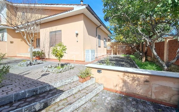 casa indipendente in vendita a Fondi in zona Salto di Fondi