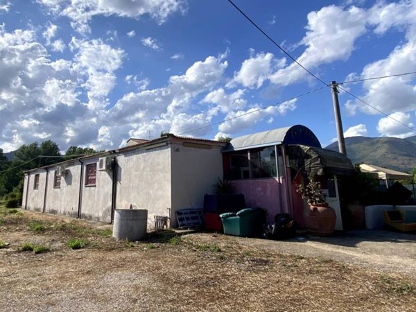 locale commerciale in vendita a Fondi