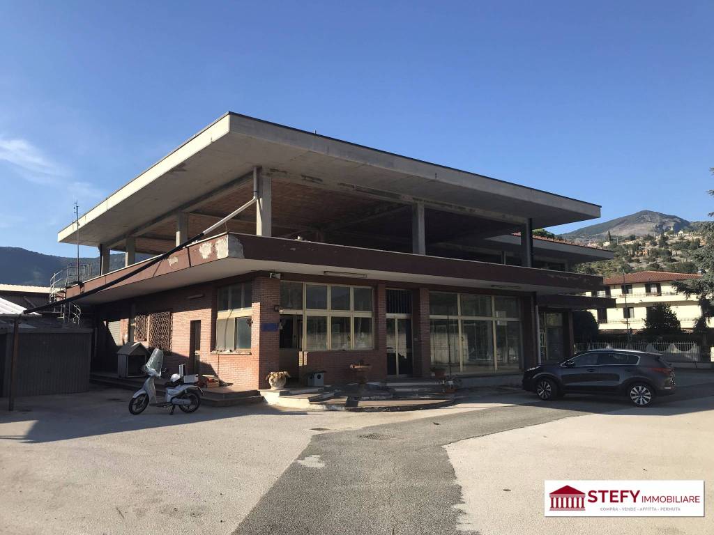 locale commerciale in vendita a Fondi