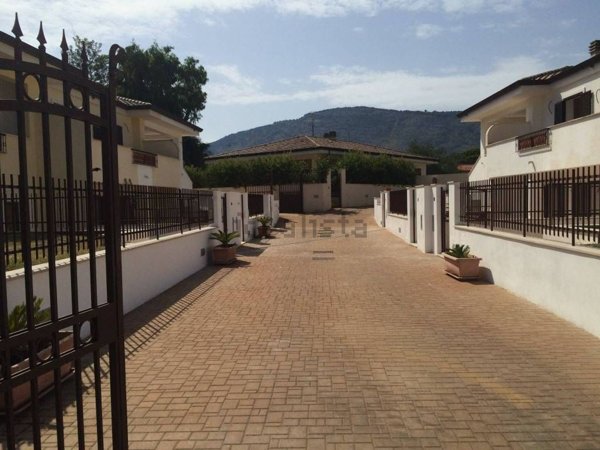 casa indipendente in vendita a Fondi