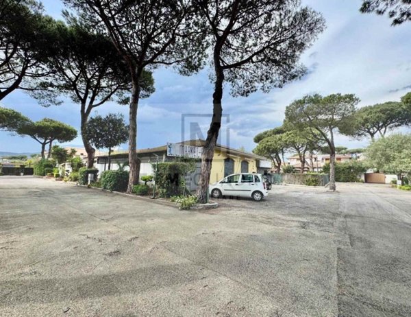 locale commerciale in vendita a Fondi in zona Rio Claro