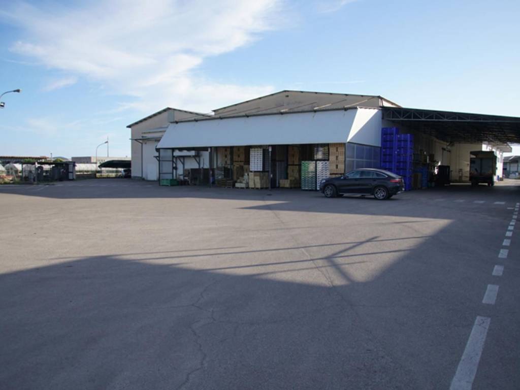 locale commerciale in vendita a Fondi