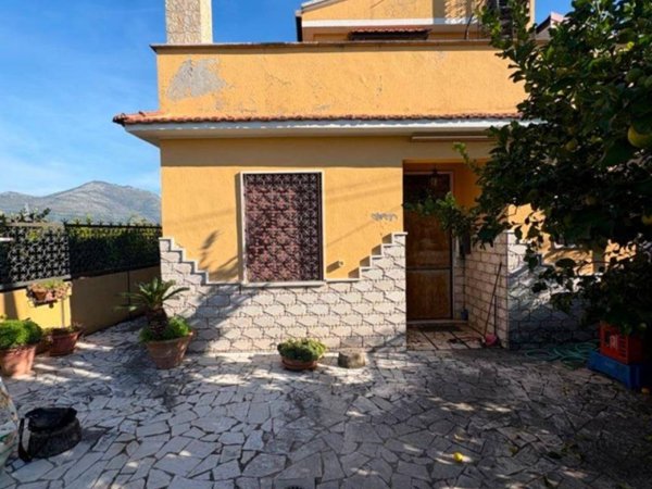 casa indipendente in vendita a Fondi