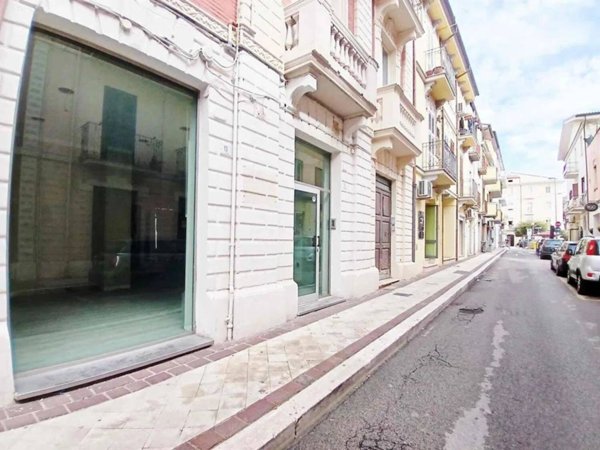 negozio in vendita a Fondi