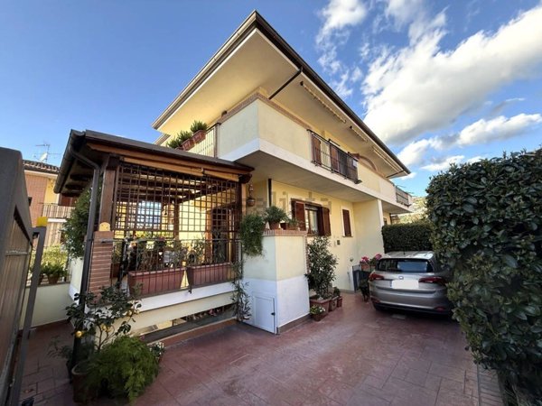 casa indipendente in vendita a Fondi