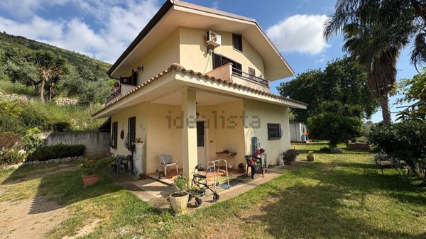 casa indipendente in vendita a Fondi in zona Cocuruzzo