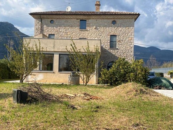 casa indipendente in vendita a Fondi