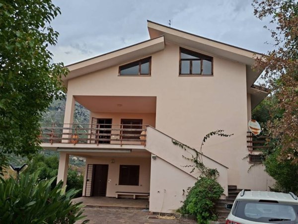 casa indipendente in vendita a Fondi in zona Cocuruzzo