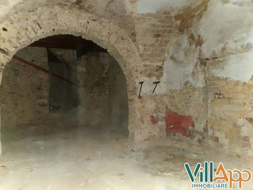 negozio in vendita a Fondi