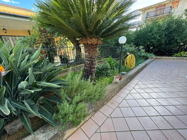 casa indipendente in vendita a Fondi in zona Querce