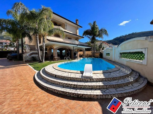 casa indipendente in vendita a Fondi in zona Querce