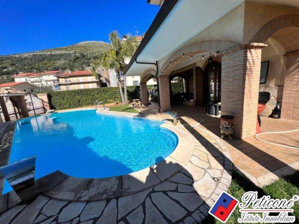 casa indipendente in vendita a Fondi in zona Querce